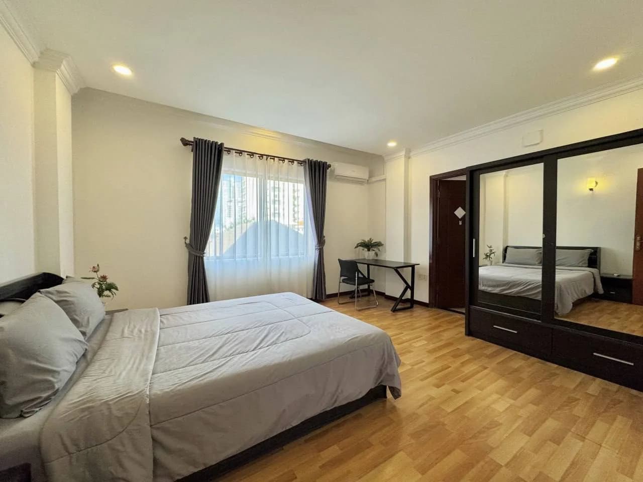 现代一卧服务式公寓出租(65平方米)| 2楼-精装修| BKK1 - Image 1